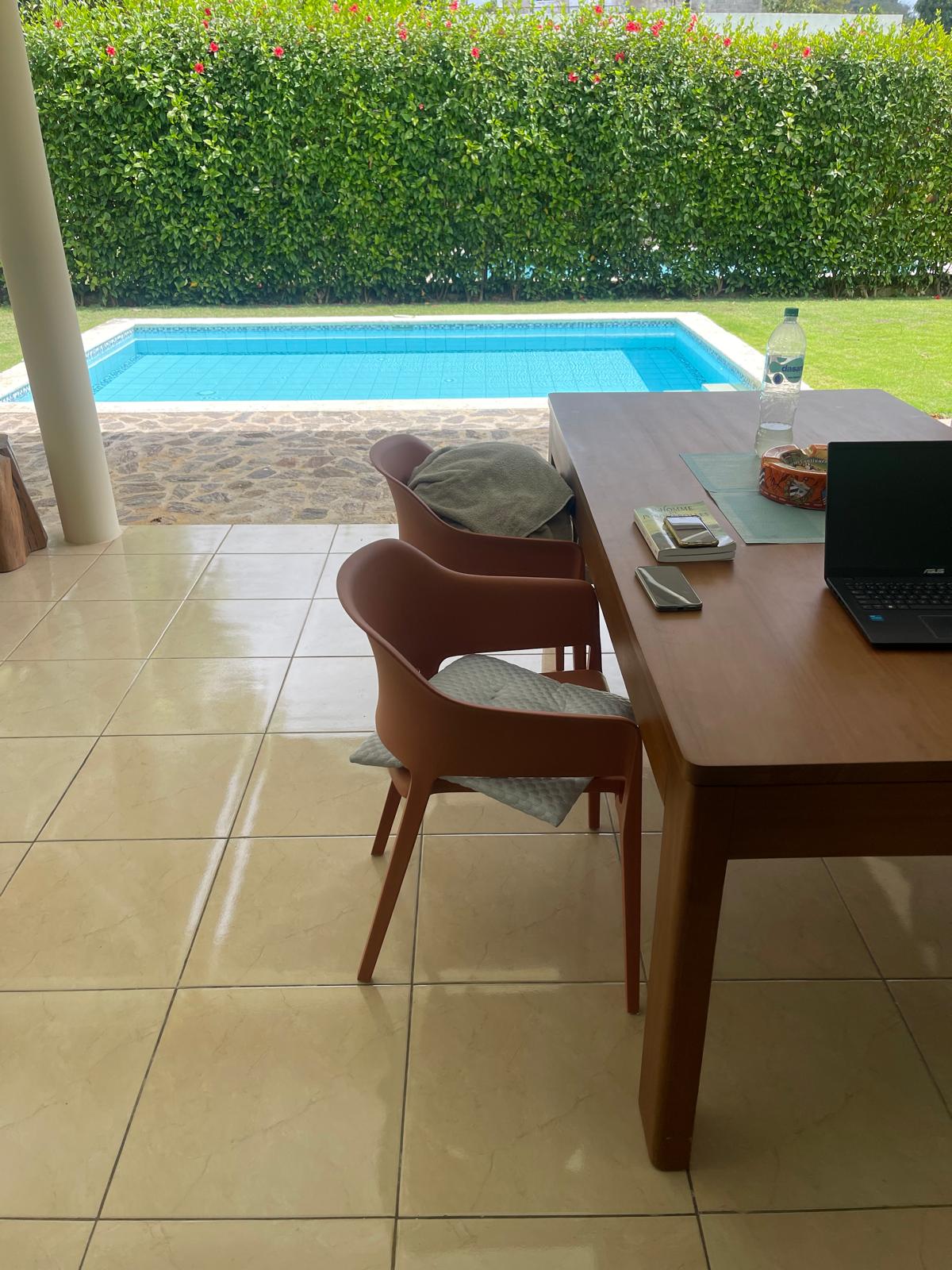 Terrasse et piscine d’une villa à Coson