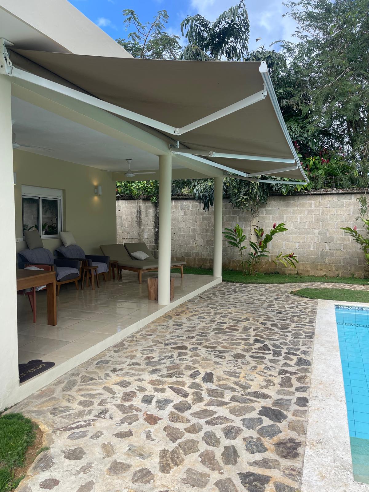 Coin terrasse avec piscine Le P3